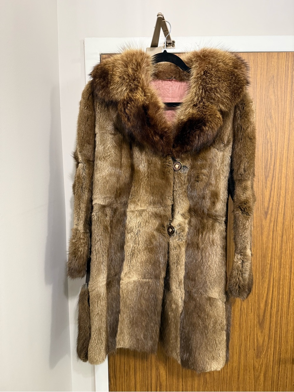 Luxurious Brown Mink Fur Coat with Plush Dyed Raccoon Collar
